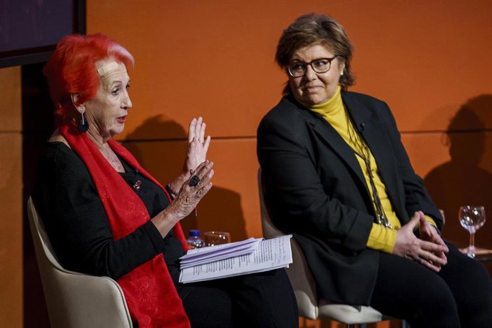 Archivo - Las periodistas Rosa María Calaf, María Escario, durante la jornada 'Todas las edades, todos los derechos: 50 años de un mundo mejor', organizada por el Observatorio de Igualdad de RTVE, en el Auditorio de Prado del Rey, a 6 de marzo de 2025, en