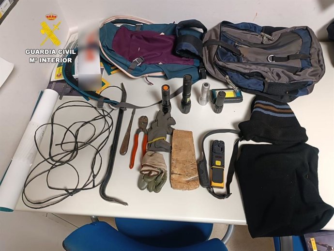 Efectos intervenidos por la Guardia Civil tras sorprender in fraganti a dos varones en el interior de una vivienda de Moscas del Páramo (León), detenidos como presuntos autores de un delito de robo con fuerza.