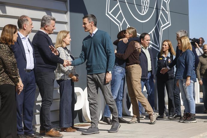 El president del Govern, Pedro Sánchez, durant una visita al Lloc de Comandament Avançat per la dana Adam, a 20 d'octubre del 2026, a Oliva