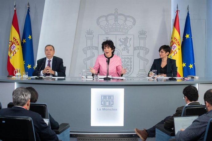 El ministro de Agricultura, Luis Planas, la ministra de Inclusión, Seguridad Social y Migraciones, Elma Saiz, y la ministra de Vivienda, Isabel Rodríguez, durante una rueda de prensa tras el Consejo de Ministros, a 20 de octubre de 2026, en Madrid (España