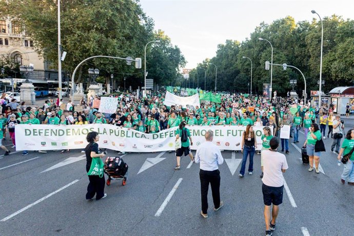 Cientos de personas durante una concentración con motivo de la huelga en educación, a 16 de octubre de 2026, en Madrid (España). La huelga educativa pública en Madrid comenzó el 14 de octubre con paros totales y un seguimiento desigual entre sindicatos y 