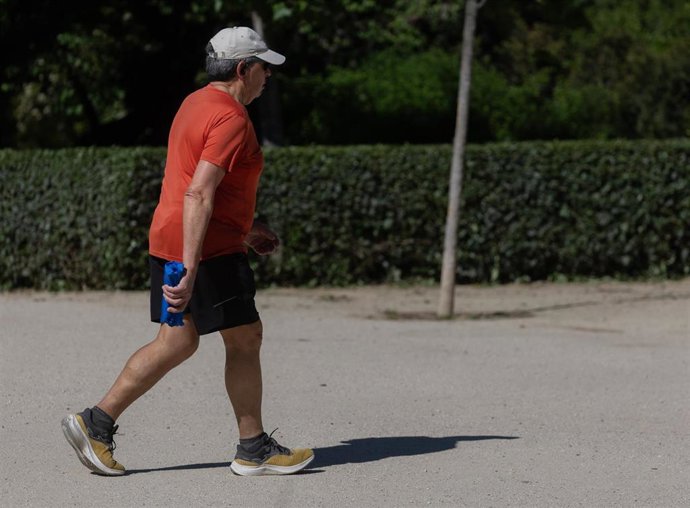 Archivo - Una persona corriendo. Foto de archivo