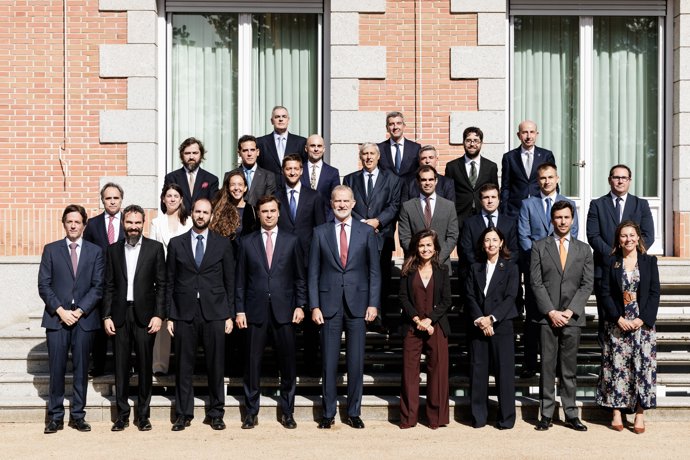 El Rey Felipe VI (c) recibe en audiencia a una representación de la plataforma EsTech, en el Palacio de La Zarzuela, a 20 de octubre de 2026, en Madrid (España).