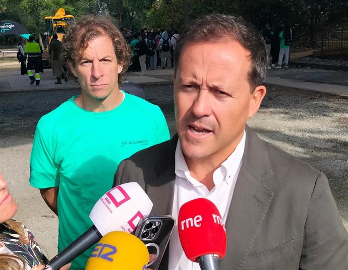 El alcalde, Carlos Velázquez, atiende a los medios.