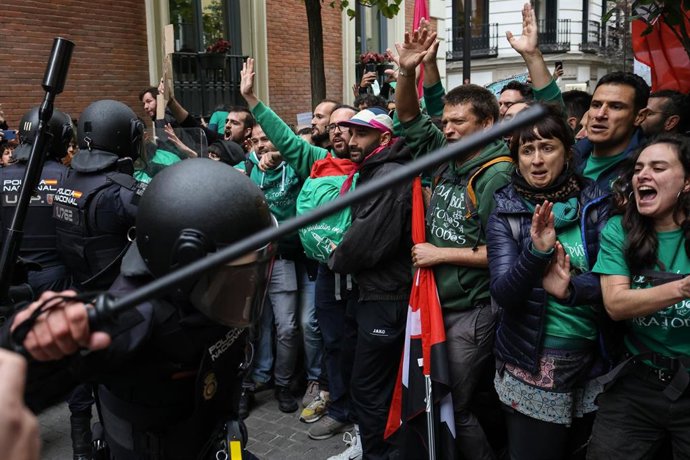 Manifestantes durante una concentración con motivo de la huelga indefinida de educación, ante la Consejería de Educación de la Comunidad de Madrid.