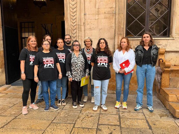 Educadoras de las 'escoletes' de gestión indirecta con representantes de la oposición en el Ayuntamiento de Palma.