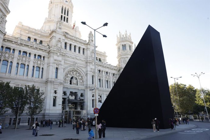 Un triángulo de 20 metros de alto, obra de SpY, aterriza en Cibeles para "mirar Madrid desde otra perspectiva"