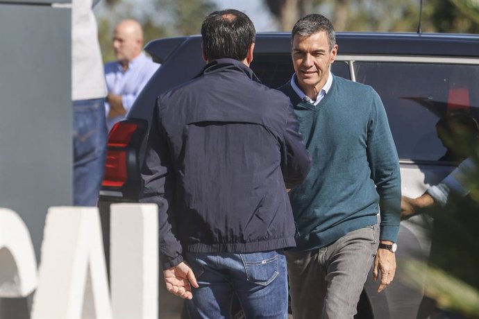 El president del Govern, Pedro Sánchez, saluda al president de la Generalitat Valenciana, Juanfran Pérez Llorca, durant una visita al Lloc de Comandament Avançat per la dana Adam, a 20 d'octubre del 2026, a Oliva, València