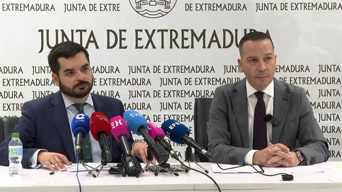 El vicepresidente y consejero de Desregulación, Servicios Sociales y Familia, Óscar Fernández Calle, y el director general de Servicios Sociales, Eliseo Fernández, ofrecen una rueda de prensa