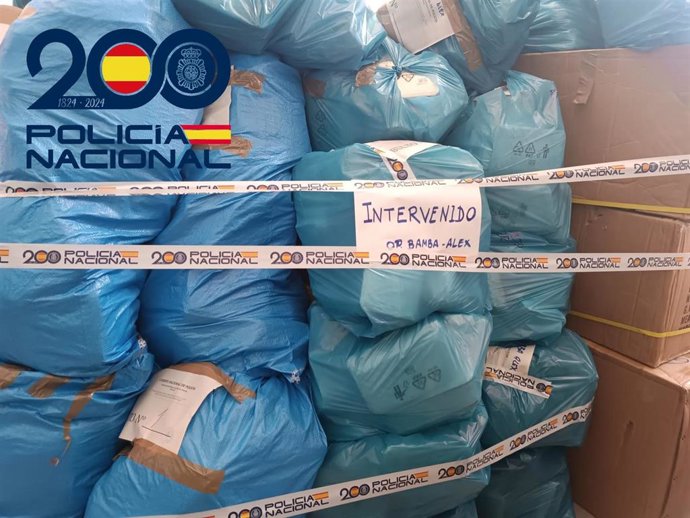Objetos falsificados incautados por la Policía Nacional de Sevilla
