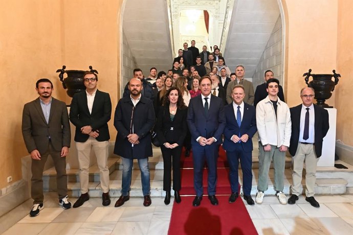 El alcalde de Salamanca con los finalistas de los premios de Hostelería.
