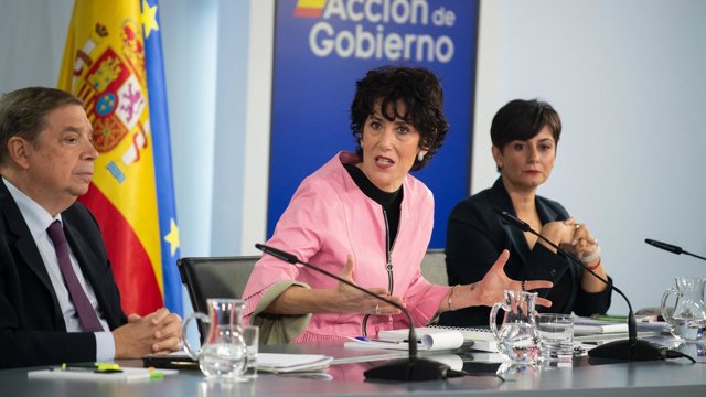 El ministro de Agricultura, Luis Planas, la ministra de Inclusión, Seguridad Social y Migraciones, Elma Saiz, y la ministra de Vivienda, Isabel Rodríguez, durante una rueda de prensa tras el Consejo de Ministros, a 20 de octubre de 2026, en Madrid (España