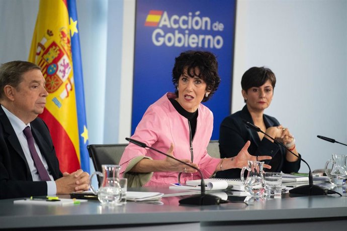 El ministro de Agricultura, Luis Planas, la ministra de Inclusión, Seguridad Social y Migraciones, Elma Saiz, y la ministra de Vivienda, Isabel Rodríguez, durante una rueda de prensa tras el Consejo de Ministros, a 20 de octubre de 2026, en Madrid (España
