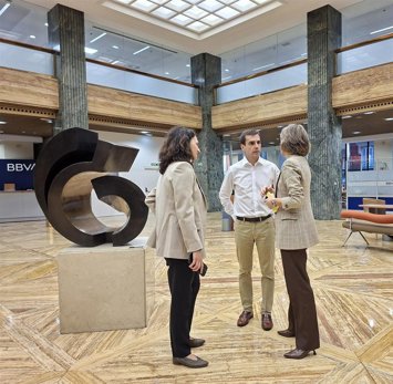 Elena López, directora Regional Norte de BBVA en España; Carlos Casas, responsable Global de Ingeniería de BBVA; y Marta Alonso, directora Territorial Norte de BBVA en España
