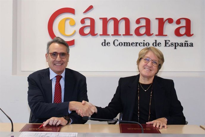 De izda a dcha: José Antonio Montero e Inmaculada Riera tras las firmal del acuerdo entre LaLiga y la Cámara de Comercio de España