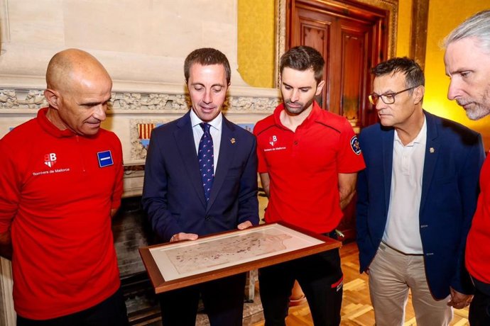El presidente del Consell de Mallorca, Llorenç Galmés, recibe en audiencia a los bomberos mallorquines Lluís Borràs y Miquel Àngel Franco.