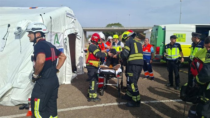 Agentes de los Servicios de Emergencias durante un simulacro en el Ayuntamiento de Sevilla.