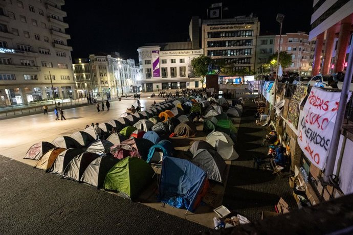 19 de outubro de 2026, Porto, Portugal: Fileiras de barracas ocupam a Praça D. João I durante o acampamento de protesto pela moradia, que ainda está em andamento. Os ativistas permaneceram na praça por mais uma noite, enquanto aguardavam uma possível inte