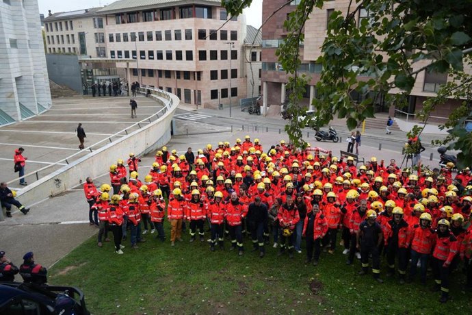 Concentración de bomberos voluntarios antes de la celebración del primer juicio contra la Generalitat