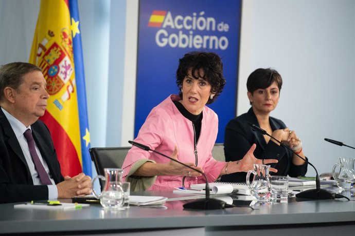 O ministro da Agricultura, Luis Planas, a ministra da Inclusão, Previdência Social e Migração, Elma Saiz, e a ministra da Habitação, Isabel Rodríguez, durante uma coletiva de imprensa após a reunião do Conselho de Ministros, em 20 de outubro de 2026, em M