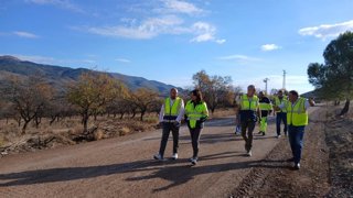 La delegada de Fomento y Movilidad de la Junta en Almería, Dolores Martínez, durante su visita a las obras de la A-348 en Fondón.