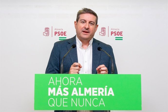 El secretario de Organización del PSOE de Almería, José Nicolás Ayala, durante una intervención ante los medios.