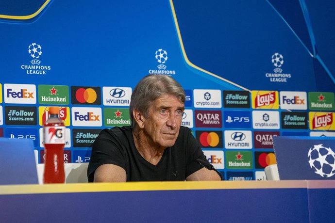 El entrenador del Real Betis, Manuel Pellegrini, durante una rueda de prensa en Liga de Campeones.