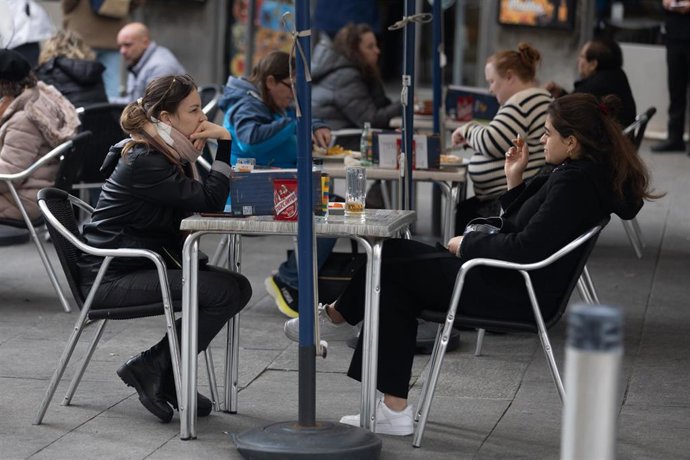 Archivo - Imagen de recurso de varias personas en la terraza de un bar.