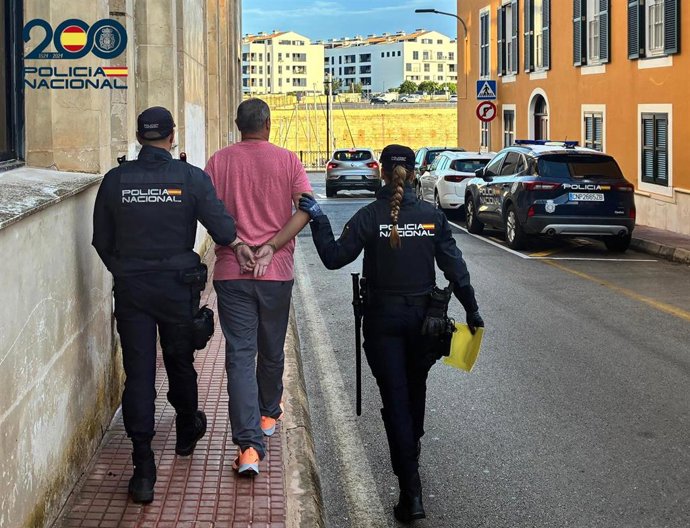 Policías con el detenido por una estafa con criptomonedas en Alemania.