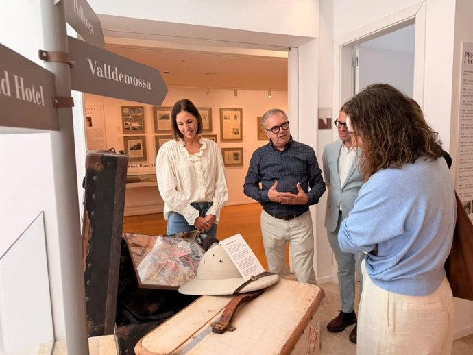 La vicepresidenta de la institución insular y consellera de Cultura y Patrimonio, Antònia Roca, en la exposición 'Viatgers a l'illa. Un paradís de paper'.