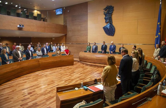 Imagen del minuto de silencio guardado en el pleno de la Diputació de València en memoria de las cuatro personas fallecidas por la dana Adam en esta provincia.