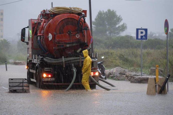 Efectivos de la UME desplegados en las calles de Eivissa para paliar los efectos de la dana Adam