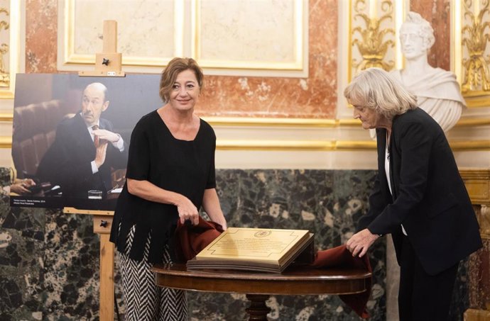 La presidenta del Congreso, Francina Armengol, y la viuda de Alfredo Pérez Rubalcba, Pilar Goya,  durante el homenaje al exministro.