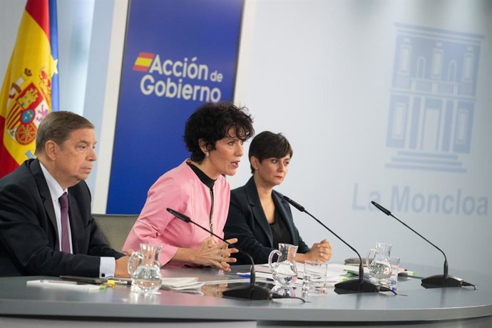 El ministre d'Agricultura, Luis Planas, la ministra d'Inclusió, Seguretat Social i Migracions, Elma Saiz, i la ministra de Vivenda, Isabel Rodríguez.