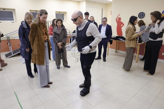 El delegado de Políticas Sociales, Familia e Igualdad, José Fernández, prueba un traje simulador de edad con el que los profesionales de centros de día municipales amplían su formación