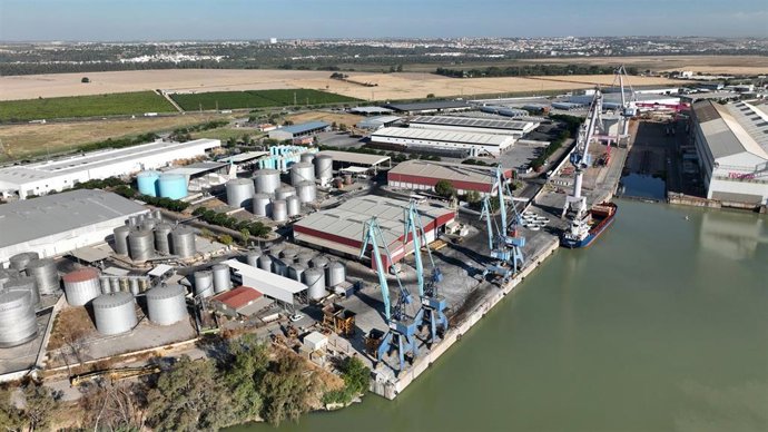 Fotografía aérea de la Zona Franca del Puerto de Sevilla y, a la derecha, el dique seco para reparación de buques