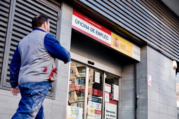 Archivo - Un hombre pasa por una oficina del SEPE, a 4 de febrero de 2025, en Madrid (España).