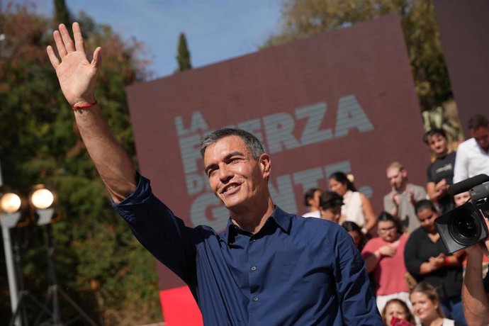 Imagen de archivo del secretario general del PSOE y presidente del Gobierno, Pedro Sánchez (c), en el primer acto de precampaña de las elecciones del 29N. A 10 de octubre de 2026 en Dos Hermanas (Sevilla, Andalucía, España).