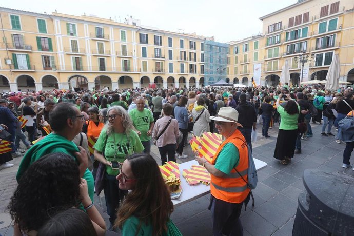 Archivo - Decenas de personas durante una manifestación convocada por la OCB en Palma.
