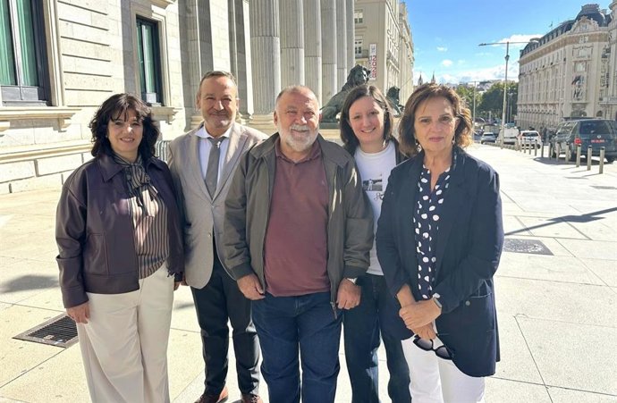Herminio Sancho junto por la diputada por Zaragoza Marta Gracia y los diputados por Valencia Vicent Sarria, Carmen Martínez y Marta Trenzano a las puertas del Congreso.