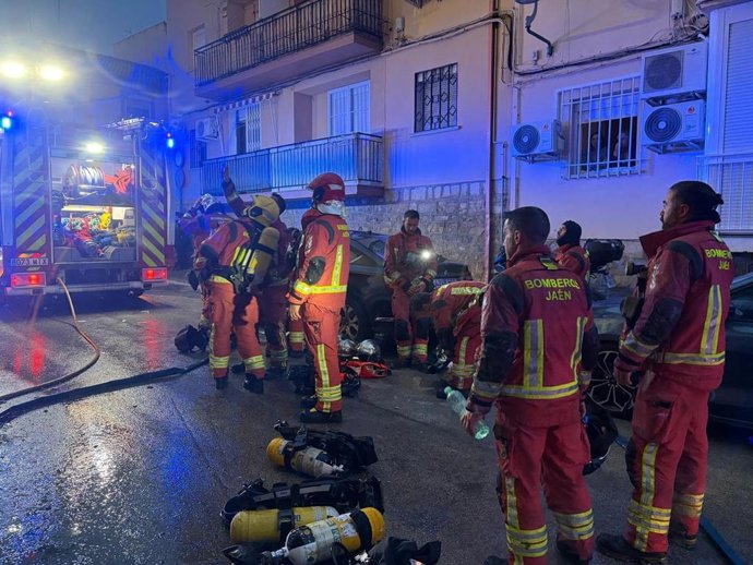 Bomberos de Jaén que han intervenido en la extinción del incendio.