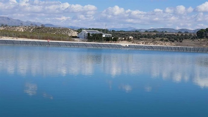 Nueva balsa de almacenamiento de agua de la comunidad de regantes de Ascoy, Benís y Carrasquilla, con capacidad para 177.177 metros cúbicos.