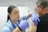 Foto: Más de 4.700 personas se vacunaron de la gripe en los txertogunes en su primer día sin cita previa