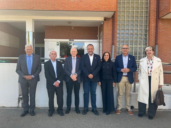 El presidente de la Diputación de León, Gerardo Álvarez Courel (centro), en una jornada de convivencia con residentes, familiares y profesionales del Centro Asistencial Nuestra Señora del Valle.