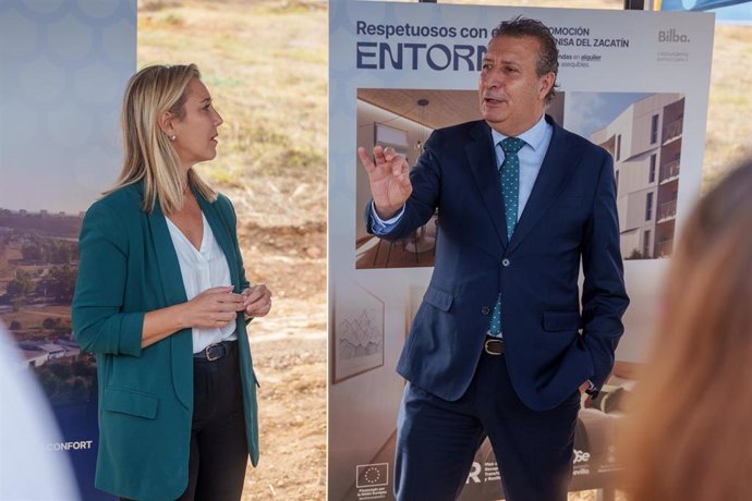 El presidente de la Diputación de Sevilla, Javier Fernández (d), realiza una visita técnica a las obras de construcción de 84 viviendas de protección oficial (VPO) en régimen de alquiler. 