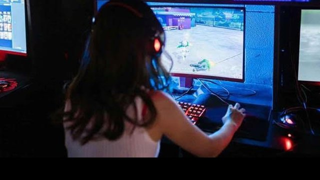 Archivo - Una niña jugando con videojuegos