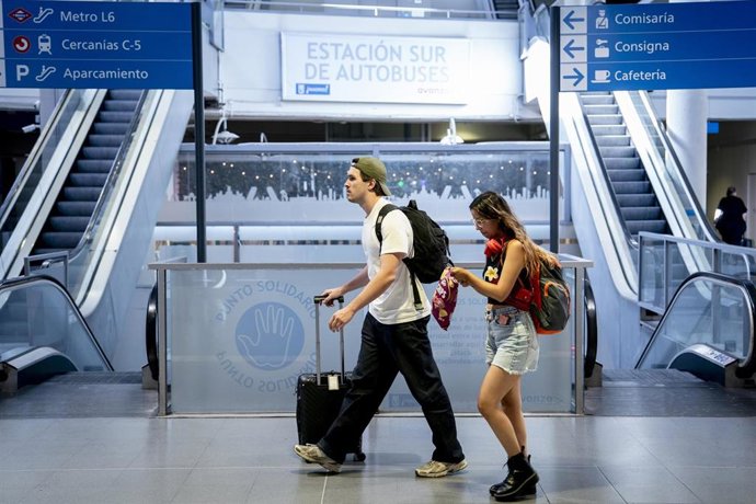 Archivo - Pasajeros esperan en la Estación Sur de autobuses durante la operación retorno del verano, a 30 de agosto de 2026, en Madrid (España). 