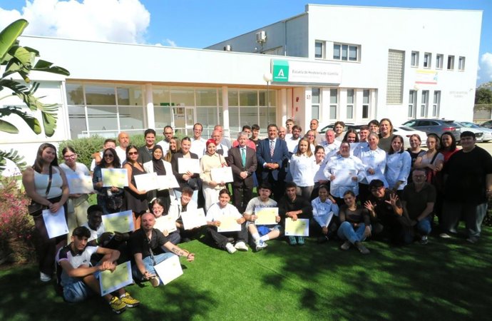 Entrega de diplomas a los alumnos de los itinerarios formativos de Cocina y Repostería y de Sala Restaurante de la Escuela de Hostelería de Islantilla (Huelva).