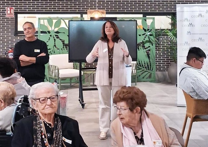 CEOMA reúne a profesionales, residentes y alumnos en la ‘Jornada Girasol’ para acercar actividades terapéuticas en la naturaleza a los mayores.
