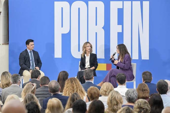 Cayetana Álvarez de Toledo en el Real Casino de Murcia, donde participó en un diálogo con la alcaldesa de Murcia, Rebeca Pérez, moderado por el secretario general del PP en la Región de Murcia, José Miguel Luengo